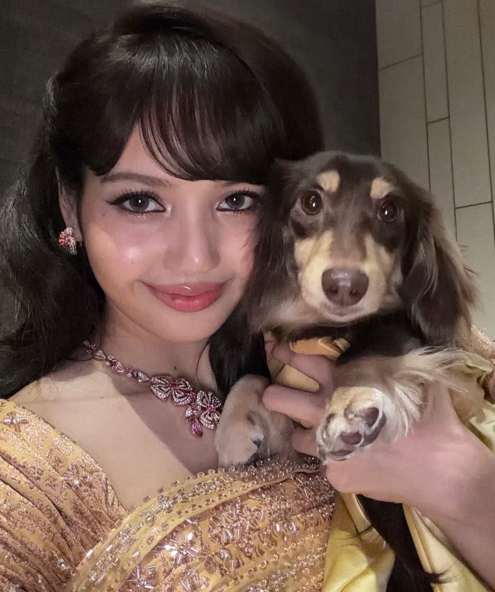 WORLDMUSICAWARD's tweet image. #LISA looks so beautiful together with her adorable pooch #Lola, who accompanied her to the starstudded Amazing Thailand Ambassador exclusive ceremony, dressed in a mini version of Lisa's Royal Balmain gown! 👏👸🐶🌟✨💫🇹🇭🛕👑💛

LISA AMAZING AMBASSADOR 
#AmazingThailandxLISA
