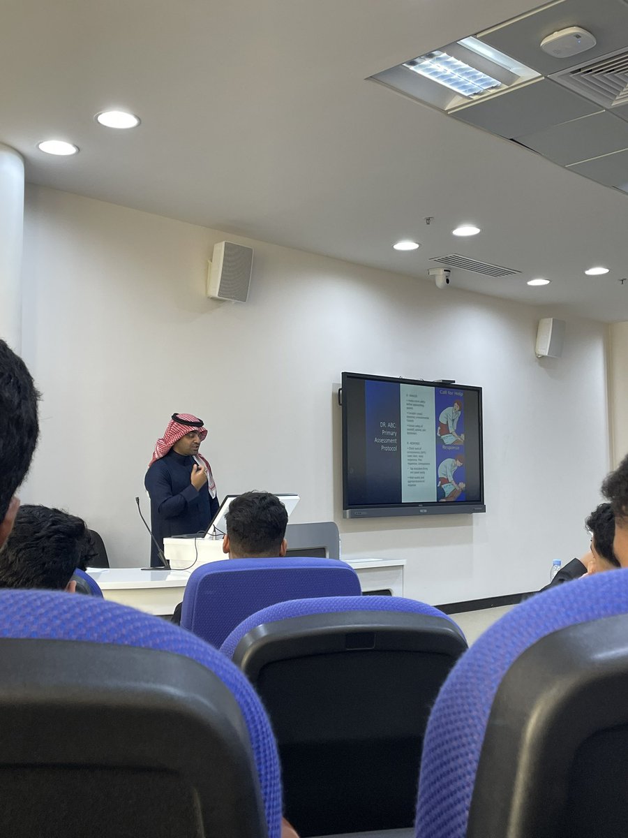 اجتماع مميز ومفيد ، الذي كان يتمحور حول الحالات الشائعة و الحرجة وطريقة التعامل معها، متحمس للقادم💪🏻.
#فريق_جامعة_الملك_سعود_للعمل_التطوعي