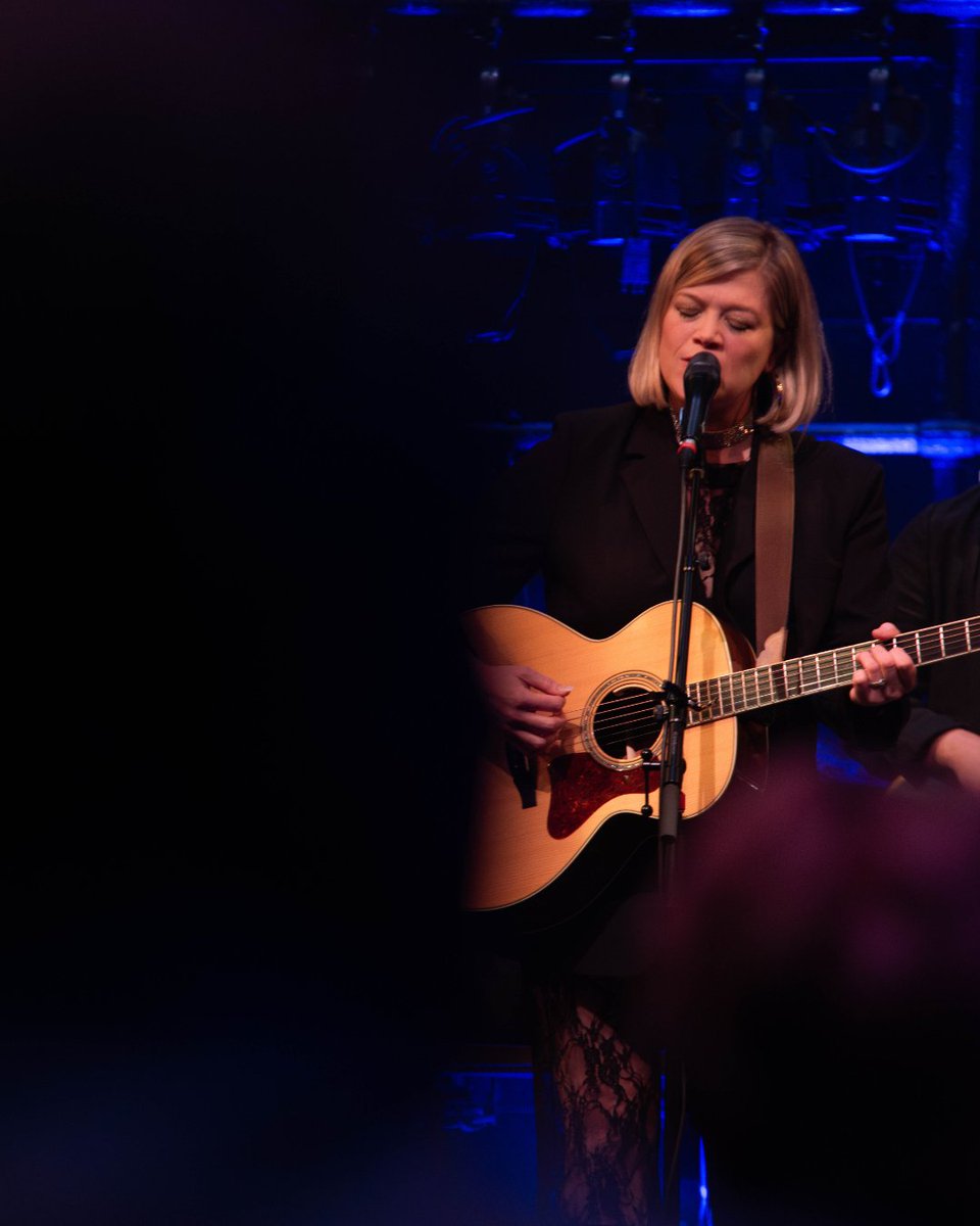 UFPerformArts's tweet photo. You know it's going to be a good night when the artist is smiling before they even start playing! @lizlongley  brought that energy to UpStage, sharing original songs and covers while her infectious joy filled the room. https://t.co/zhFvAGEsPn