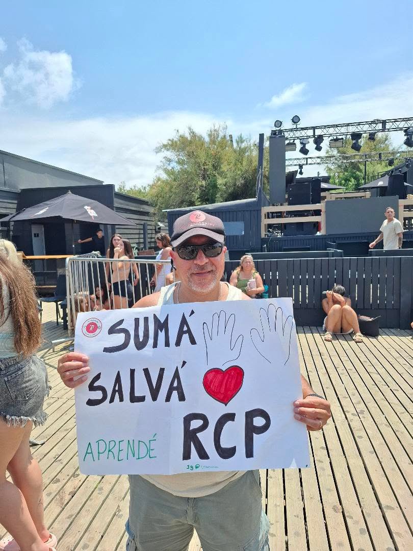 agusfuenzalida5's tweet photo. Un amigo #RGPREVENCION está en Pinamar y quiere colaborarles en enseñarles RCP❤️ y me parece una idea geniaaal y sumamente importante 🤩 me ayudan a difundir, por favor ⁉️ 
#pyfnamar #PatriaYFamilia @cmdeluzu @fedepopgold https://t.co/JhEXvs5DbB