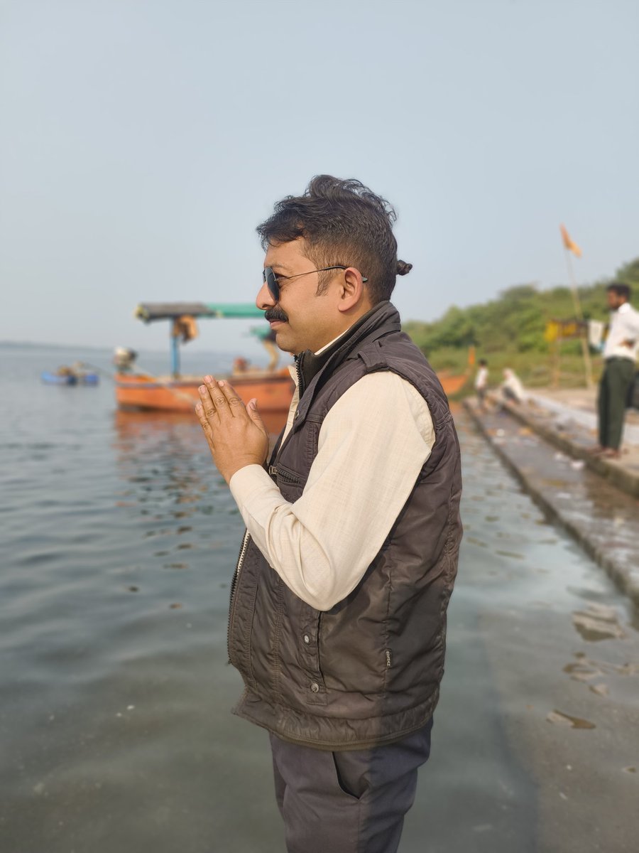 ashish1576's tweet photo. "परम पूज्य सियाराम बाबा  के दिव्य दर्शन और माँ नर्मदा की गोद में शांति के कुछ पल दिन आध्यात्मिक ऊर्जा और आशीर्वाद से भर गया। साथी रहे Vimal Khare खजूरी वाले🚩🙏
नर्मदे हर! जय सियाराम!"
#SiyaramBaba #NarmadaMaiya #Bhatiyan #FishFeeding #NarmadeHar #SpiritualDay #JivDaya https://t.co/R8djdkcvsp