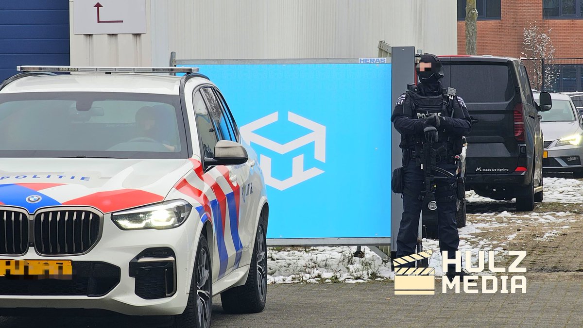 Politie en arrestatieteam vallen pand binnen in Harderwijk