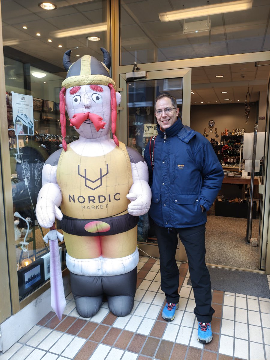 Io intanto in Islanda faccio amicizia con i locali!

PS: sono quello col giubbotto blu