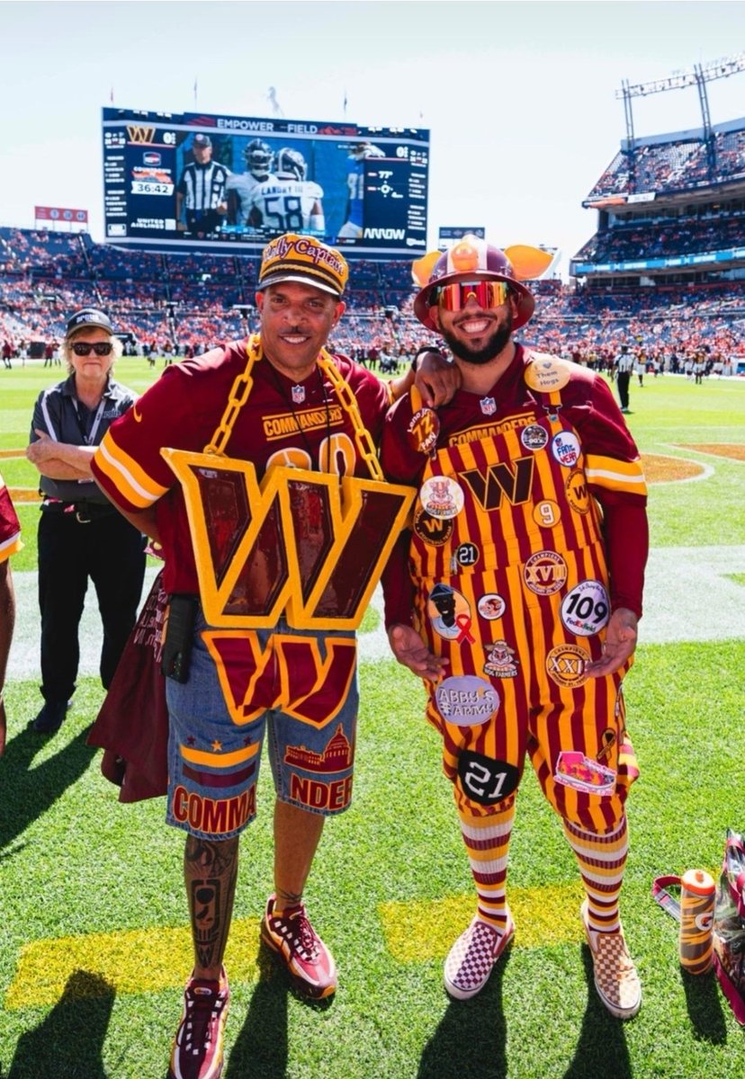 HogfarmerChris's tweet photo. You still have time to vote for my brother @RallyCaptain to win ultimate fan of the year. 

I would love for him to bring it home for Washington @Commanders fans. ♥️🤟

⬇️⬇️⬇️⬇️Click the link⬇️⬇️⬇️⬇️

https://t.co/6S1qJeZa9n https://t.co/QwnyVd5PrE