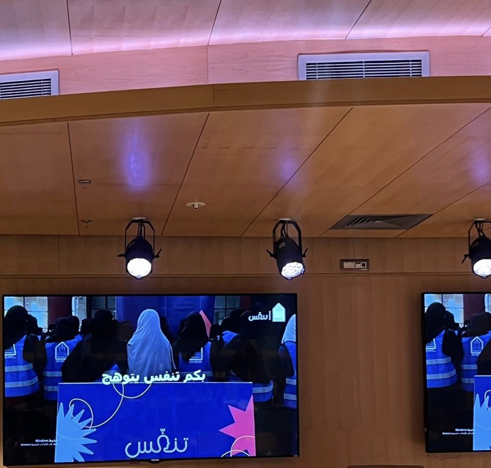 ينسى الإنسان أتعابه في لحظة إنجازه ليعلم يقينًا 
أن لذة الوصول واستشعاره لمراحلها حتميّة السعي
أسدل الستار لكن المسيرة لا تنتهي هُنا ، 
لقطة الختـام تنفس #نتوهج_معًا 💙.