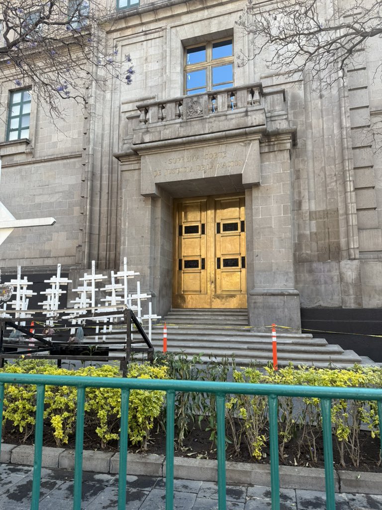 ¿Y la justicia de puertas abiertas? Seguramente solo fue para la foto. Así luce la <a href="/SCJN/">Suprema Corte</a> esta mañana.