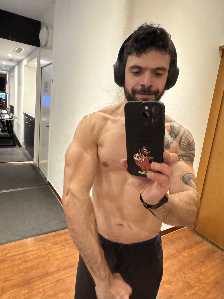 FilipeDar7h's tweet photo. Growing my back, so I can carry the world on it.
One more day at the office done
#GymLife #backgrowth https://t.co/0dMk03CpM0