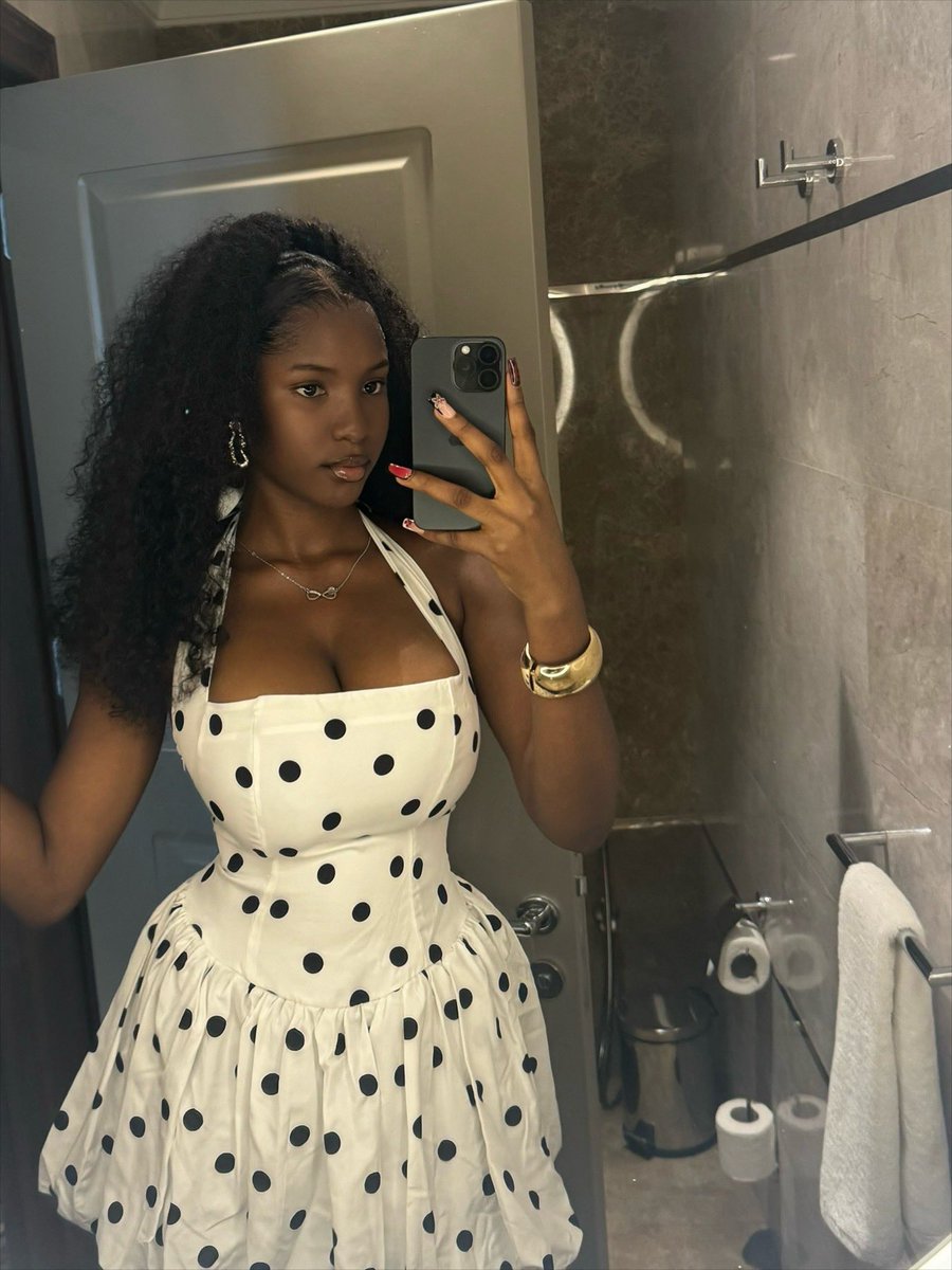 chimishim_'s tweet image. don't listen to anybody, a 9-5 worker can bag this kind of lady