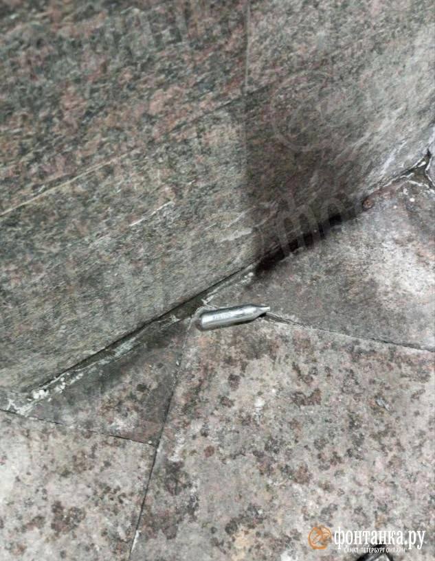 🔴RUSSIE : une adolescente blessée par balle près d’un centre commercial, une bande de mineurs déjà connue de la police 

Une bande d’adolescents au phénotypes "non-slave" a tiré sur une jeune femme près du centre commercial Akadem-Park à Saint-Pétersbourg en Russie 🇷🇺.

Il a été