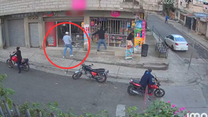 este es el momento en el que una banda de extorsionadores llegó a mi negocio a darme el primer aviso con panfletos que tenían un qr para canjear dos entradas al partido de la historia, estamos completamente abandonados