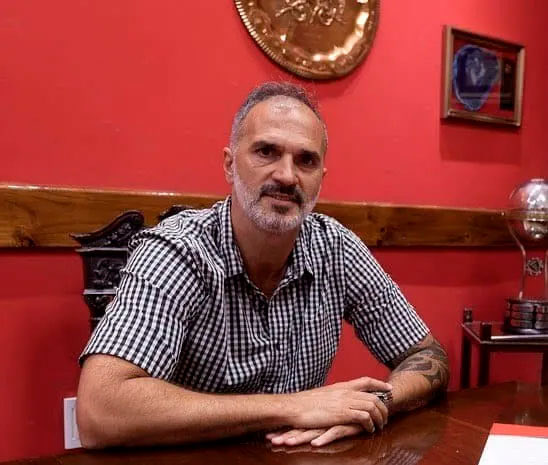 El daño que le hizo y le sigue haciendo este impresentable a #Independiente es increíble. No entiendo como todavía sigue eligiendo con tanta libertad sus negocios con el grupo Pachuca.

Era fletero, hoy, gracias a CAI, millonario. 

Hay que ir a pedir su renuncia.