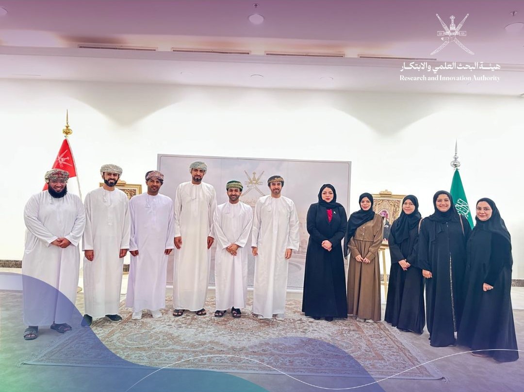 RIA_OMAN's tweet photo. اختُتمت في اليوم الأخير زيارة المختصين في بناء القدرات البحثية والابتكارية في #هيئة_البحث_العلمي_والابتكار، وبمشاركة (16) باحثًا وباحثة، إلى المملكة العربية السعودية، بعدد من الأنشطة العلمية والمعرفية المثرية.

حيث شملت الزيارة واحة الملك سلمان للعلوم، واطّلع المشاركون خلالها على المعارض العلمية المتنوعة، وما تضمّنته من معروضات وتقنيات حديثة تعكس التطور العلمي والابتكاري.

كما استقبل سعادة السيد نجيب بن هلال بن سعود البوسعيدي، سفير سلطنة عُمان لدى المملكة العربية السعودية، المشاركين في مكتبه، وجرى خلال اللقاء مناقشة مجريات الزيارة العلمية إلى جامعة الأميرة نورة بنت عبد الرحمن، وما اشتملت عليه من جوانب علمية وبحثية أسهمت في تعزيز الخبرات وتبادل المعرفة.

@OmanEmbassyKSA 
@KS_ScienceOasis