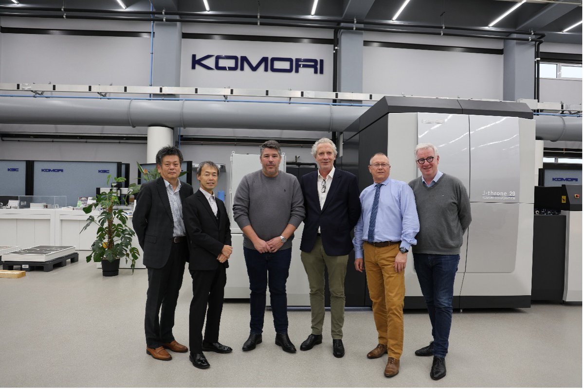 KomoriAmerica's tweet image. Komori France just made history! 🚀 First European J-throne 29 UV inkjet press installed at long-time partner Imprimerie Edgar (near Paris). 

Read more: komori.eu/news/news/komo…

#DigitalPrinting #Komori #Jthrone29 #PrintInnovation