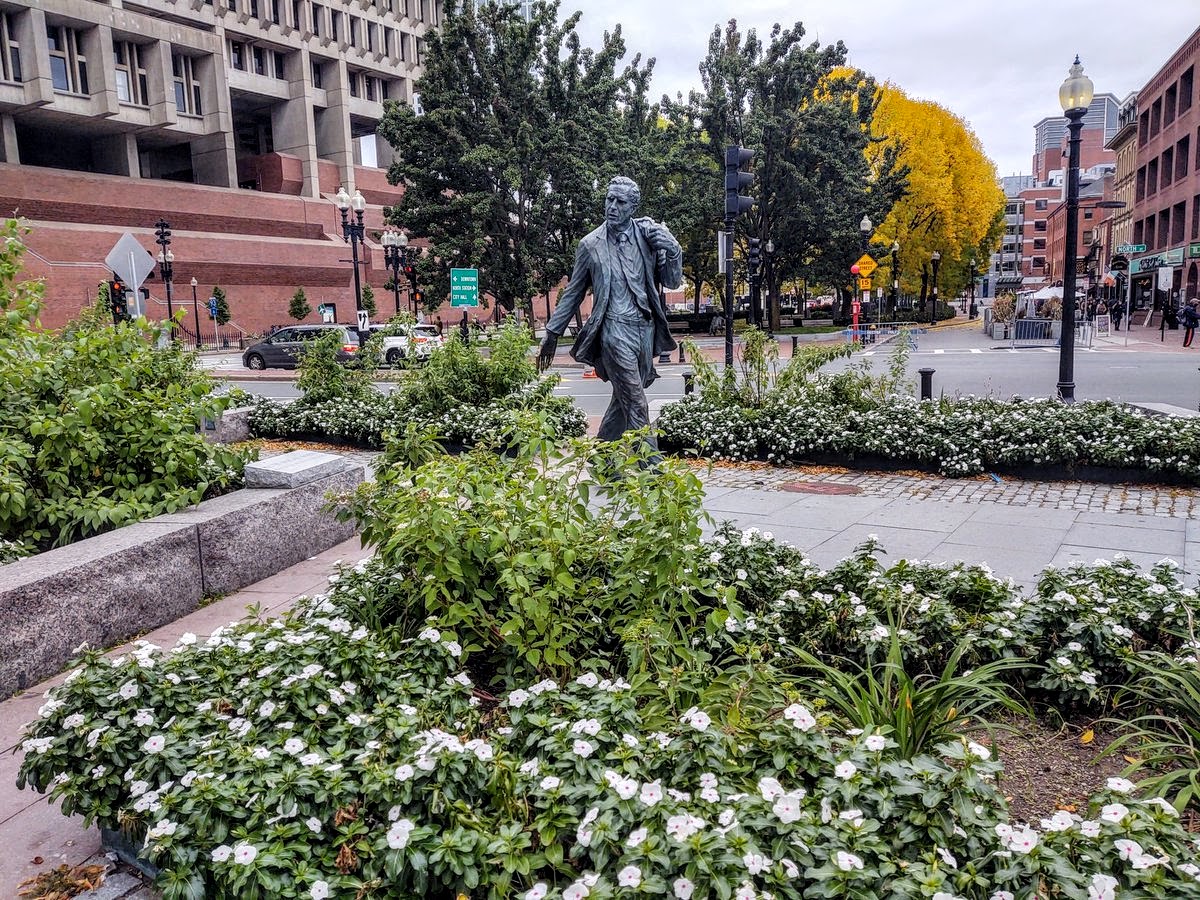 TheBostonIrish's tweet image. Larger than life #BostonMayor Kevin H. White died on January 27, 2012 at age 82. During his 4 terms in office, he revitalized downtown #Boston + branded Boston as a world-class city during the 1976 #Bicentennial celebrations. His statue at #FaneuilHall was unveiled in 2006 + is
