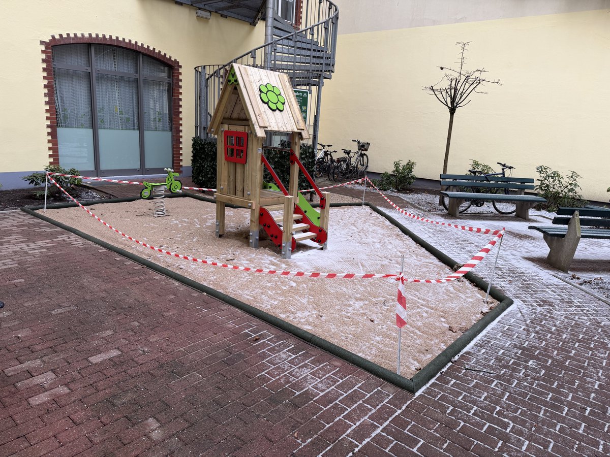 Auch in Berlin auf dem engen 4. Hinterhof läßt sich bei guter Planung ein kleiner, feiner #Spielplatz bauen.
Gute Beratung und Planung ist vorher erforderlich um ein Abnahme ohne Probleme zu ermöglichen.
