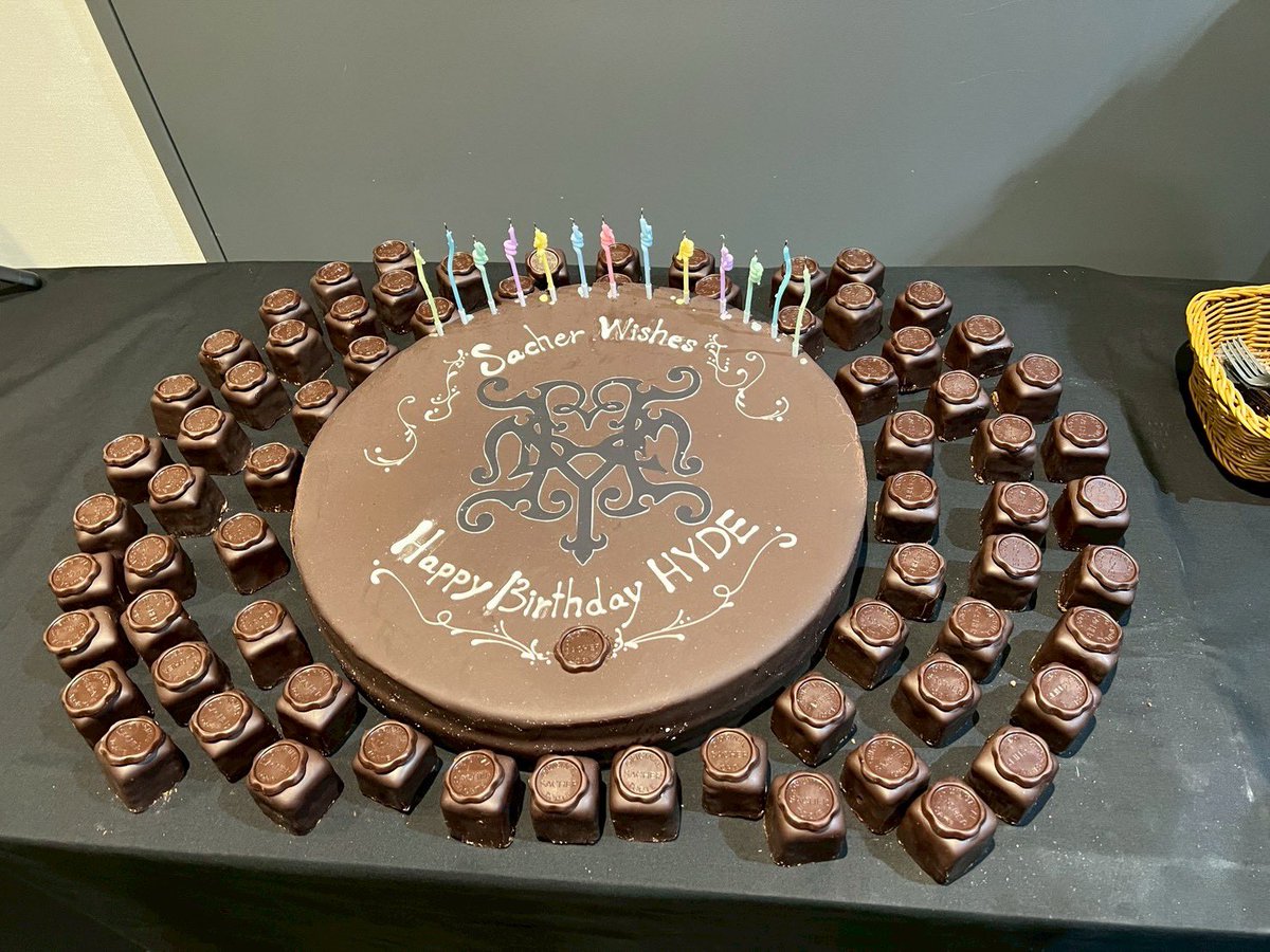 なんて素敵なお誕生日なんでしょう。
今日も比類なき格好良さのHYDEさんでした。
JEKYLL ORCHESTRAの演奏も円熟してきました。

そしてお祝いに駆けつけたDAIGOさん、まさかのYOSHIKIさんまで登場して超豪華な１日でした。

JYKYLLツアーは1か月後
香川で会いましょう。
#HYDEOrchestraTour2026JEKYLL