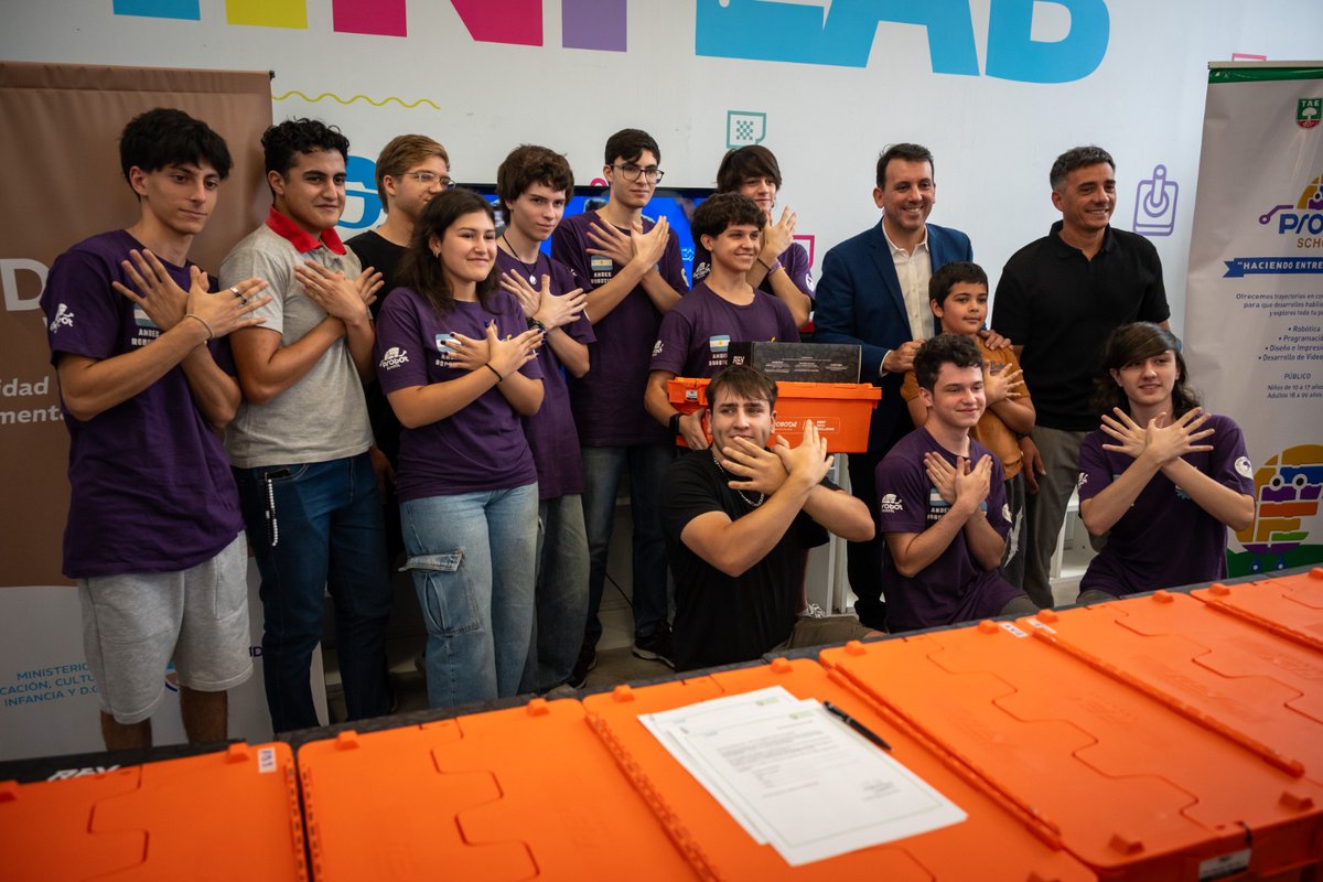 Por primera vez, Mendoza es sede de la First Tech Challenge, una competencia internacional de robótica escolar.

Escuelas secundarias participaron de instancias de formación junto a sus docentes para llegar preparadas a este torneo mundial.

Invertir en educación es generar