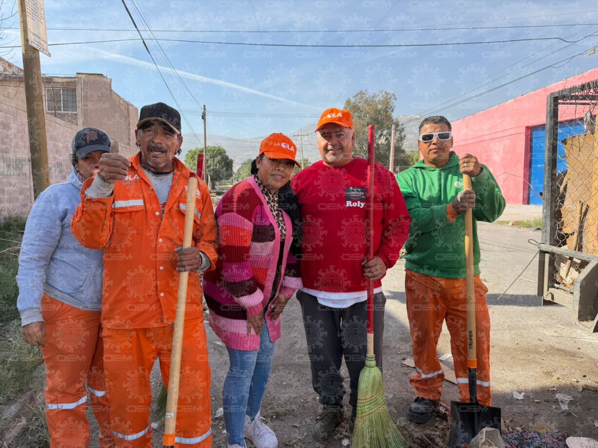 ElSoldeLaLaguna's tweet photo. Regresa “El Compare” a #limpiar la Eduardo Guerra tras la clausura de su puesto de #barbacoa por tirar desechos en la vía pública; pide disculpas y afirma haber aprendido la lección. 🧹⚠️
📷: Alberto Triana https://t.co/HbvE8PeeEI