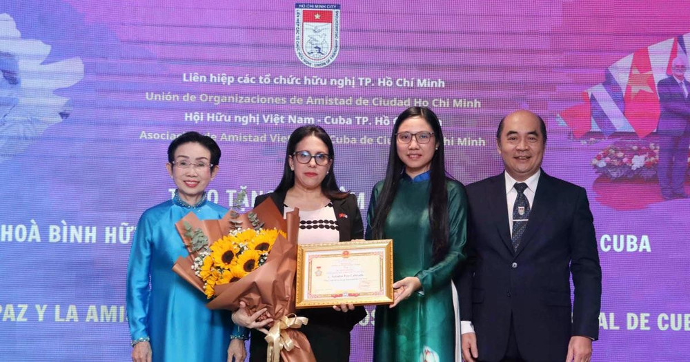 RPolancoF's tweet photo. Conmemoran 67 aniversario del triunfo de la Revolución Cubana en Ciudad Ho Chi Minh.

Cónsul General Ariadne Feo agradeció a la Asociación de Amistad Vietnam-Cuba en la Ciudad y a la Unión de Organizaciones de Amistad por su permanente solidaridad. https://t.co/bMComqYvHc