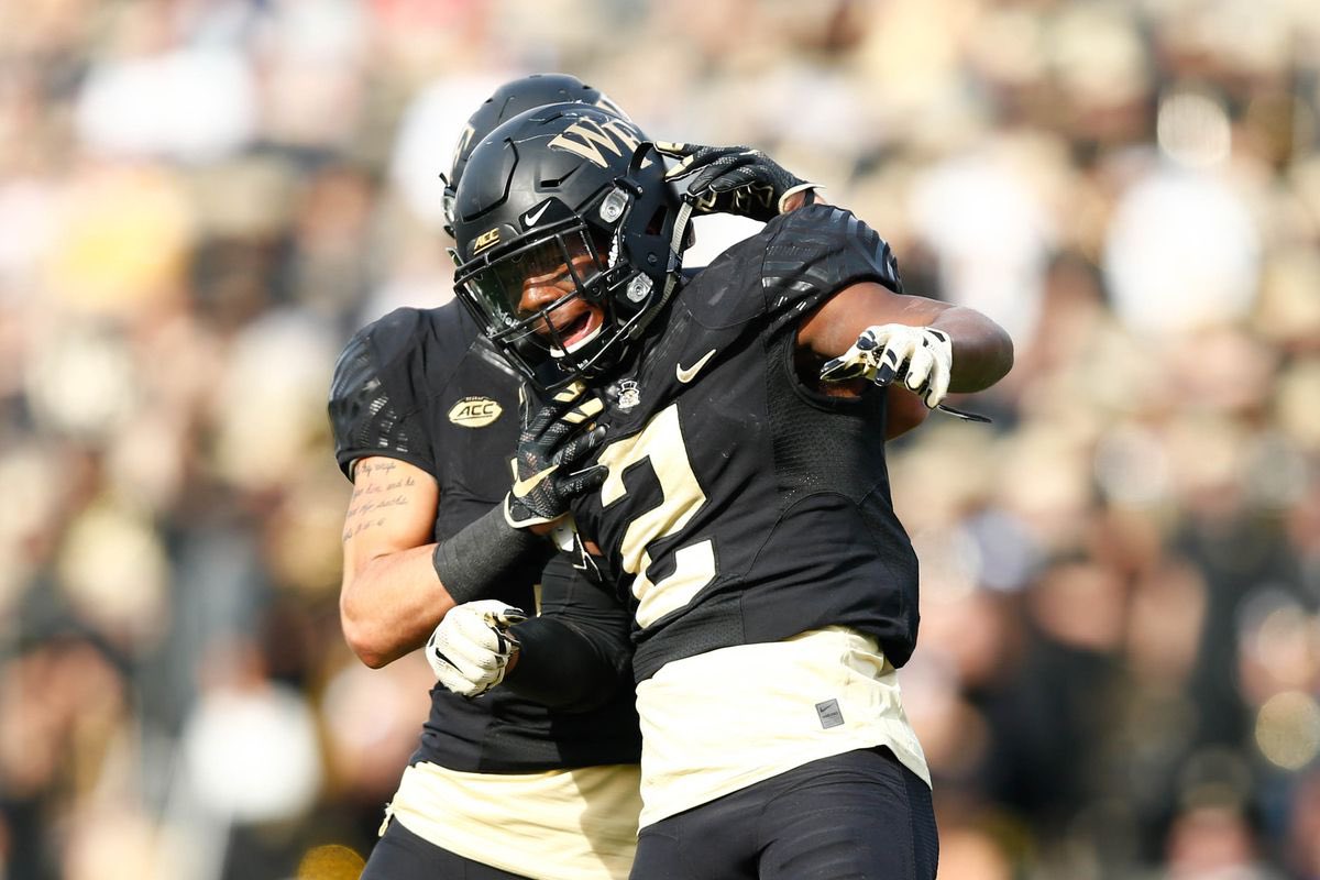 407Chriss_'s tweet photo. #AGTG✝️ Extremely Blessed and Honored To Receive A Division 1 Offer To Play Football At The University Of Wake Forest @EHSTrojanFTBL @CoachBanks13 @TomLoy247 @JohnGarcia_Jr @ChadSimmons_ @GregSmithRivals @adamgorney @TheUCReport @DemetricDWarren @Andrew_Ivins @SWiltfong_ https://t.co/p1Po216bHh