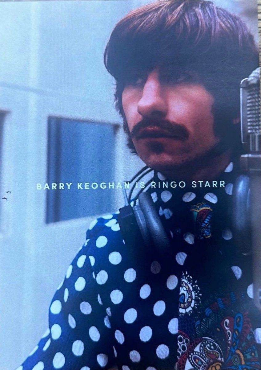 GabyMeza8's tweet photo. BOMBA 💥 Tenemos el PRIMER VISTAZO a las películas de The Beatles que prepara Sam Mendes 🎬

• Paul Mescal será Paul McCartney
• Harris Dickinson interpretará a John Lennon
• Barry Keoghan dará vida a Ringo Starr
• Joseph Quinn será George Harrison

Como parte de la campaña, Sony en Reino Unido escondió las postales con estos vistazos dentro del instituto de artes escénicas de Liverpool, para que los propios estudiantes las encontraran.