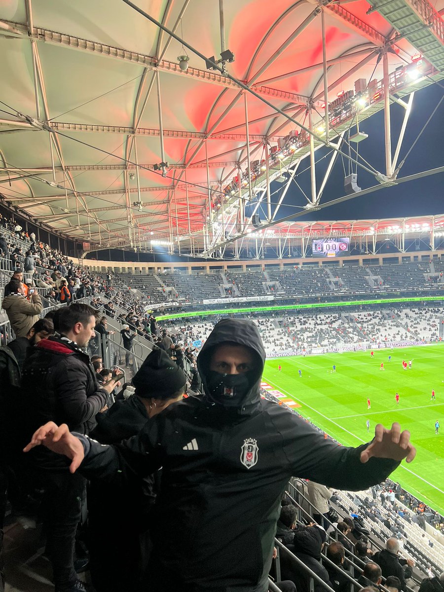 Beşiktaş için her hafta trabzondan 1100 km yol gelip, 1100 km geri gidiyorum.

-Her maça gelişim 10-15 Bin

-Kombine 20 Bin

-Kartal Yuvası ortalama 80 Bin

-Yıllık ortalama 350-400 Bin yapıyor

Şimdi soruyorum sana sen kimsin ki benim taraftarlığımı sorguluyorsun. <a href="/SerdalAdali_x/">Serdal Adalı</a>