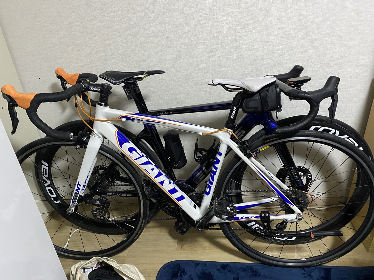 ANTARES_VENGE's tweet photo. 彼女のロードバイクが九産大前駅の駐輪場で盗難に遭いました。
地球ロックしてたのらしいのですがチェーンが切られてたそうです。
見かけたら連絡いただけると嬉しいです。
ブラケットは黒に変わってます。チェーンが黒、ケーブルがオレンジ色なのが特徴です。拡散お願いします🙇 https://t.co/HZkTm70fAY