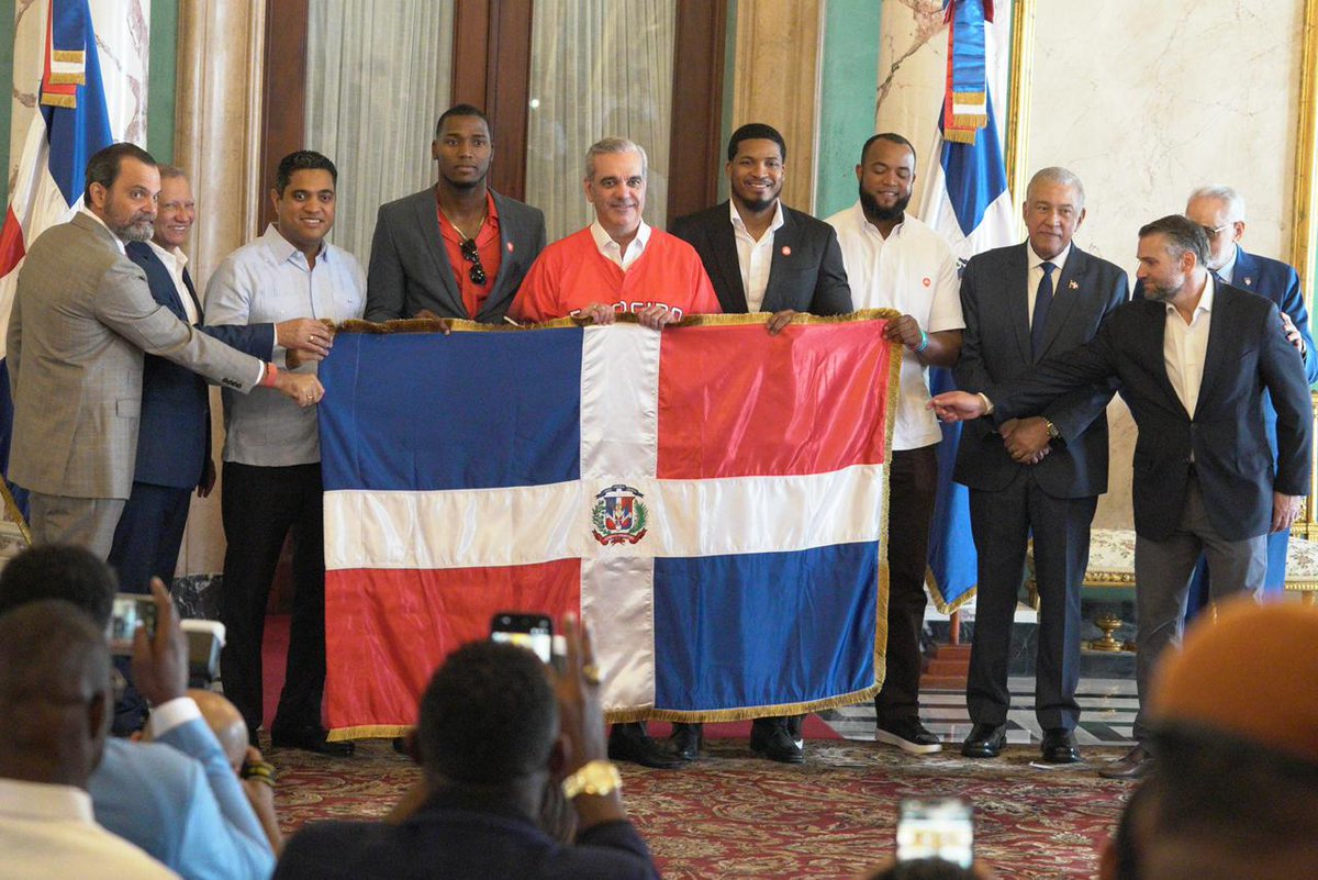 El presidente Luis Abinader hizo entrega de la Bandera Nacional a los campeones Leones del Escogido, en el acto previo a su participación en la Serie del Caribe.