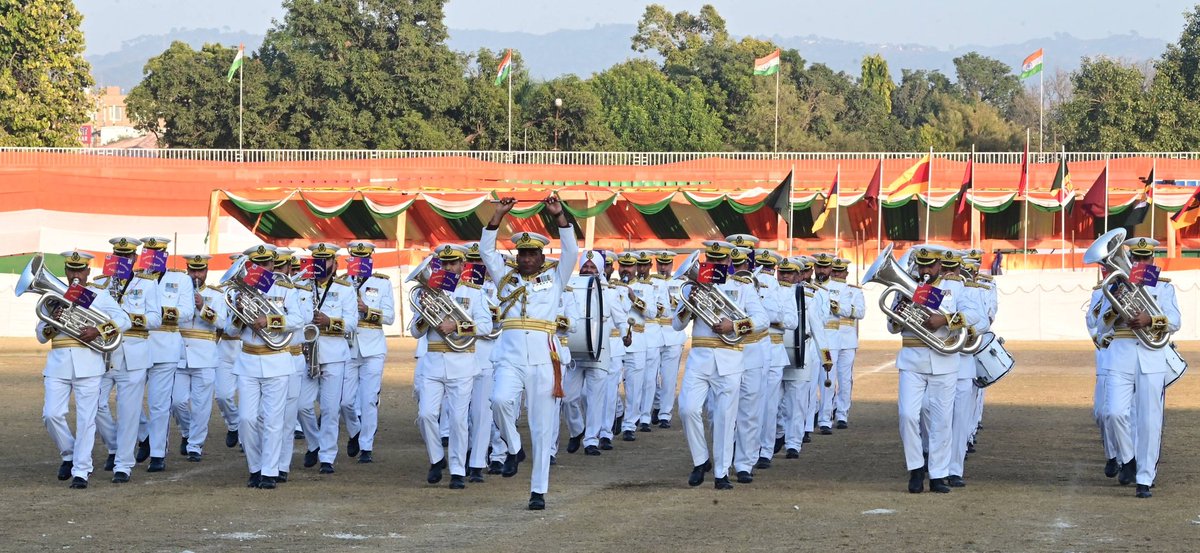 KashmirLife's tweet image. Srinagar: Beating Retreat Closes Republic Day Celebration 

The #BeatingRetreat ceremony marked the grand finale of the four-day #RepublicDay celebrations at #MAStadium, attended by Lieutenant Governor #ManojSinha as Chief Guest. Armed Forces and #JammuKashmir Police brass and