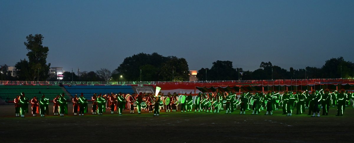 KashmirLife's tweet image. Srinagar: Beating Retreat Closes Republic Day Celebration 

The #BeatingRetreat ceremony marked the grand finale of the four-day #RepublicDay celebrations at #MAStadium, attended by Lieutenant Governor #ManojSinha as Chief Guest. Armed Forces and #JammuKashmir Police brass and