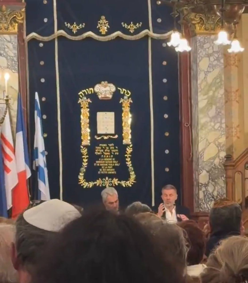 Un député européen RN dans une synagogue pour écouter une conférence d’Eric Naulleau sur Jean-Luc Mélenchon. Non, c’est pas de l’IA. 

Il y a donc des réunions d'extrême droite possible dans une synagogue. C'est nouveau. Ce n'est pas un bon signe pour la séparation des Églises et