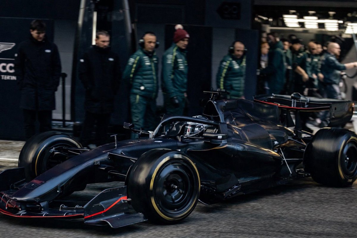 F1Stewie's tweet photo. Parece muy distinto a los demás. En negro no se distingue mucho pero los pontones laterales tienen una solución diferente https://t.co/5PvylteOvB