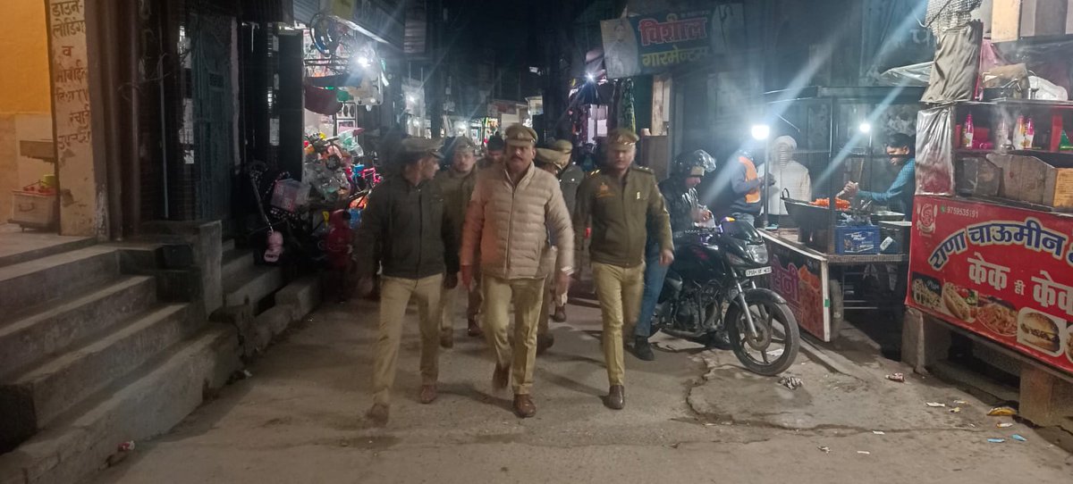 पुलिस अधीक्षक हापुड़ श्री कुंवर ज्ञानंजय सिंह के निर्देशन में आगामी त्योहारों व जनपद में अपराध नियंत्रण, शांति व कानून-व्यवस्था बनाए रखने के उद्देश्य से क्षेत्राधिकारी व थाना प्रभारियों द्वारा मय पुलिस बल अपने-अपने क्षेत्र के महत्वपूर्ण प्रतिष्ठानों/बाजार/मार्गों आदि में