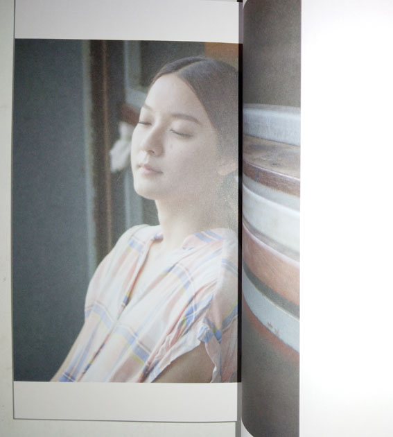 bookinbox's tweet image. ราคา 4,500 บ +ค่าส่ง 50 บ 
🔥Snap แค่ได้คิดถึง
🔥+ Postcard 2 ใบ
- หนังสือบันทึกและภาพถ่ายเบื้องหลัง / ปี 2559  
- แสดงโดย #อิงค์วรันธร
- จำนวน 272 หน้า 
- พิมพ์หน้าสี-ขาวดำ  
- มีตำหนิมุมปก

#INK #INKWARUNTORN #คูมมอิ้งค์ #แค่ได้คิดถึง #ลบไม่ได้ช่วยให้ลืม #ฉันต้องคิดถึงเธอแบบไหน