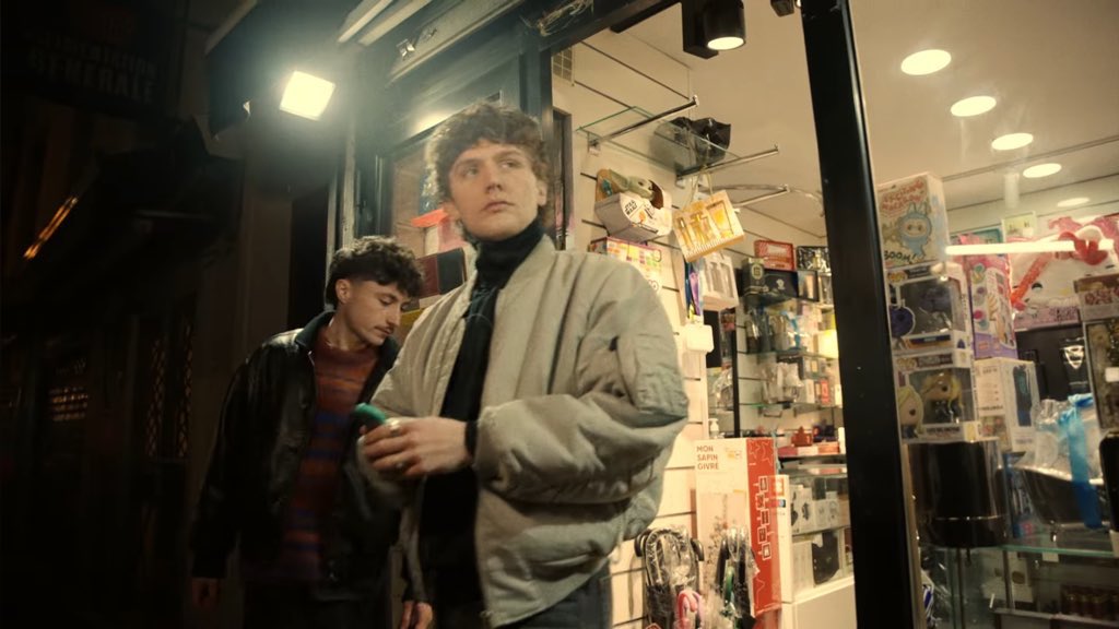 pas bastiaan dans le clip de léo MDRRRR je les aimes trop pitié