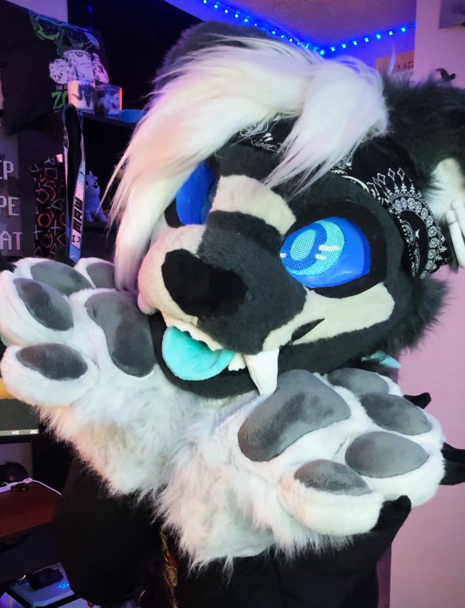 BAD DAY TO BE ALLERGIC TO :3 

I WOKE UP