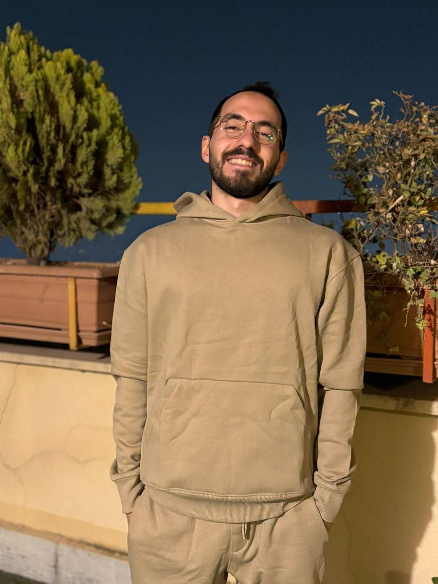 میخوام براتون از یه قهرمان دیگه بگم:
عماد مودتی‌پور متولد سال ۷۶ بود و زبان انگلیسی و آلمانی تدریس میکرد.
روز جمعه ۱۹ دی وقتی میخواست بره بیرون مادرش بهش میگه نرو خطرناکه! بمون باهم از پشت پنجره شعار میدیم!مادرش میخواست بغلش کنه و مانع رفتنش بشه.عماد میگه مادر لطفا به انتخابم