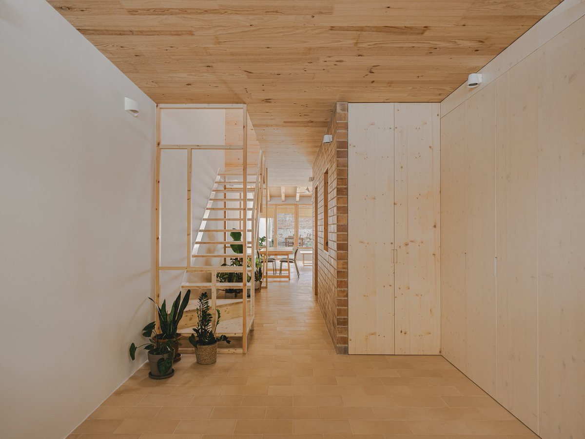 retokommerling's tweet photo. ¿Se puede vivir bien en una franja de tierra de solo 4 metros de ancho? 
En Sabadell, Vallribera Noray Arquitectes demuestran que el tamaño no importa tanto como el ingenio.

Esta es la casa 130AUS. 20 palmos de ancho, cero habitaciones inútiles. https://t.co/6QIDlTNAt4