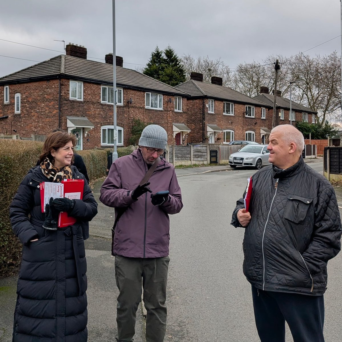 LucyMPowell's tweet photo. Big team out in Burnage this morning for the Gorton &amp; Denton by-election.

A really positive session with lots of Labour posters and garden stakes going up!

Remember, a vote for anyone but Labour risks letting Reform in. https://t.co/jswCJj9nNn