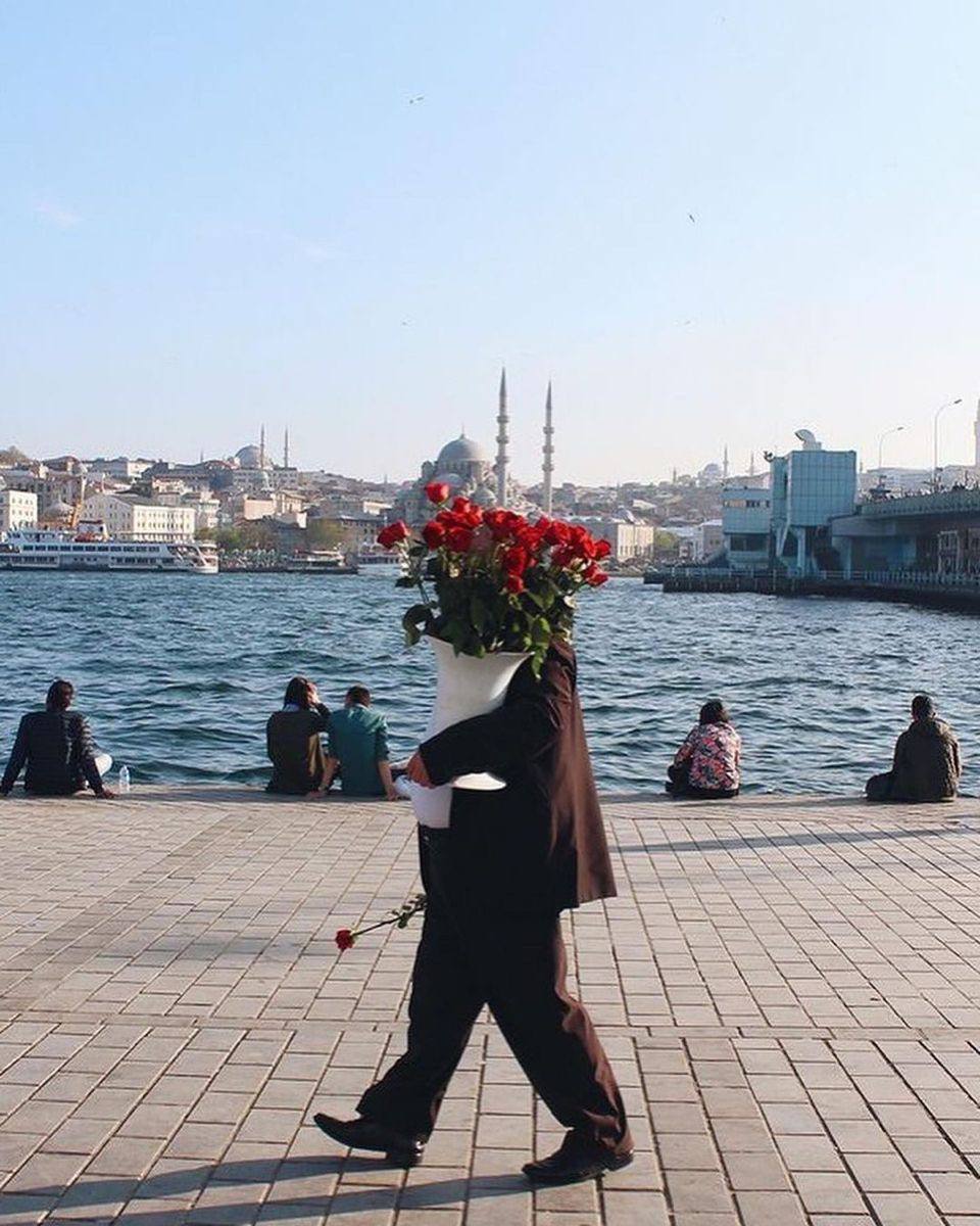 لو تسافر عن عيوني لآخر المعموره 
والله إنك عندي اقرب من خرز سلسالي 

يجمعك قلبي من ورود العمر وزهوره
ويشربك .. ويفزّ من عزّ الوهن متشالي