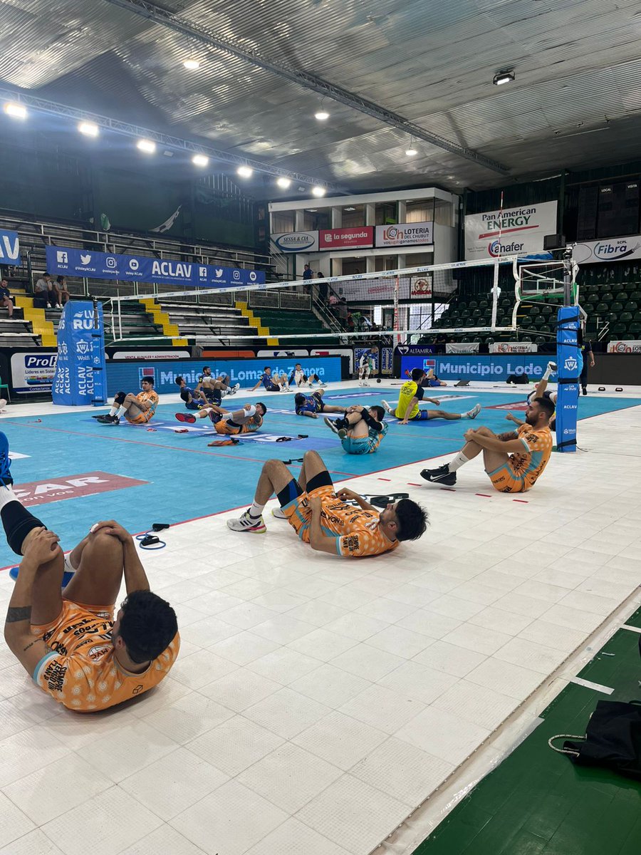 MonterosVoley's tweet photo. #LVA 🫡 Bajo las ordenes del prof @fede.quinteros.357 el "Naranja" ya se mueve en el estadio Socios Fundadores de Comodoro Rivadavia para enfrentar a UPCN.

Desde las 15:00 en vivo: https://t.co/JmNGrXt8pE

¿Desde donde nos vas a alentar? 

#SomosMVC
#OrgulloNaranja https://t.co/5dzAr0iOtL