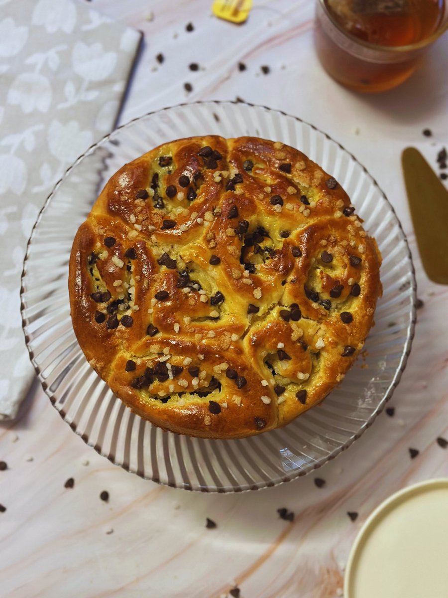 sharmiscakes's tweet photo. Chinois, brioche à la crème pâtissière 🧡

Moelleux, fondant, ultra réconfortant, cette brioche roulée, garnie de crème pâtissière onctueuse, parsemée de pépites de chocolat et dorée à souhait…

Le genre de douceur qui disparaît tranche après tranche 😋 https://t.co/1PL9fXrFUE