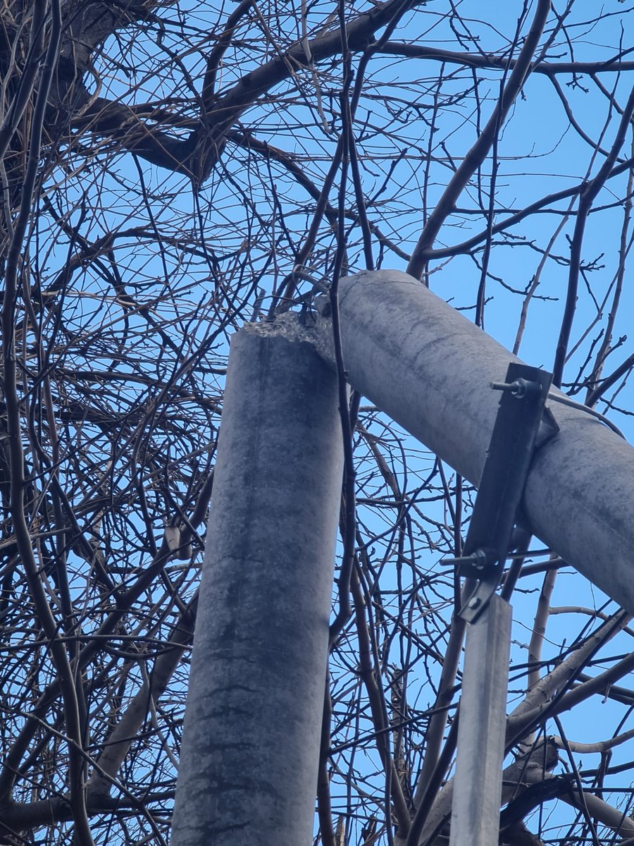 Bu da öncesinde kırılan direk! 2 sizce şartname koşulları uygun mu? Yerine dikilen direğe bakınız! <a href="/RTErdogan/">Recep Tayyip Erdoğan</a> <a href="/uedascomtr/">UEDAŞ</a> <a href="/BursaValiligi/">T.C. Bursa Valiliği</a>