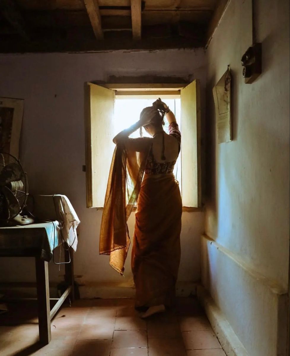 राजकुमारी नहीं, मैं खुद अपनी रानी हूँ,
अपनी कहानी की मैं खुद ही जुबानी हूँ।

(I am not a princess; I am my own queen, and I am the voice of my own story.)