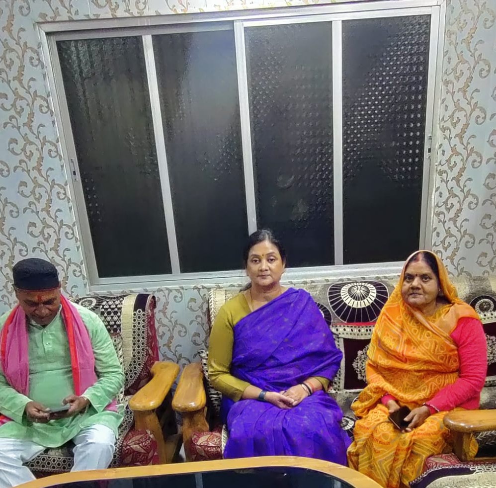 आज गिलट बाजार शिवपुर के प्रतिष्ठित सामाजिक नागरिक श्री भोला यादव के चचेरे भाई स्व.राजेंद्र यादव के त्रयोदशाह में शामिल होकर मृतात्मा को हार्दिक श्रंद्धाजलि अर्पित किया।