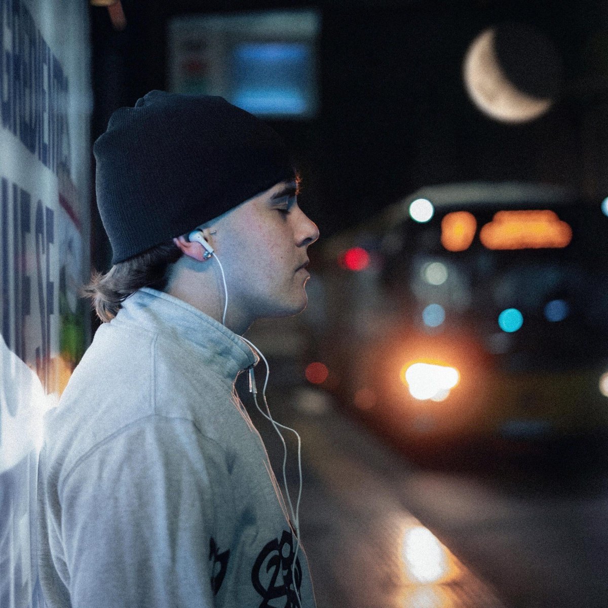 Rodrigo Fenix rompe las reglas con “Misma Luna”, su single más valiente hasta la fecha

Hay artistas que siguen tendencias y otros que deciden crearlas. Rodrigo Fenix pertenece claramente al segundo grupo. Con “Misma...

edmradio.es/2026/01/29/310…

#MÚSICA