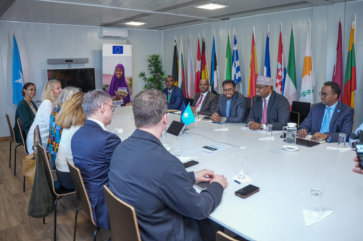 EU_in_Somalia's tweet image. 📢 ✍️Launched today: €102M EU investment to Somalia under #GlobalGateway.

Deputy Director-General at @EU_Partnerships, with Ministers @BihiEgeh and @HonBeenebeene, launched four flagship programmes boosting stability, education, migration management &amp;amp; inclusive growth. 🇪🇺🇸🇴