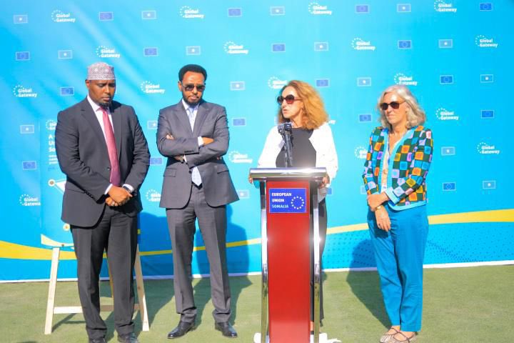 EU_in_Somalia's tweet image. 📢 ✍️Launched today: €102M EU investment to Somalia under #GlobalGateway.

Deputy Director-General at @EU_Partnerships, with Ministers @BihiEgeh and @HonBeenebeene, launched four flagship programmes boosting stability, education, migration management &amp;amp; inclusive growth. 🇪🇺🇸🇴