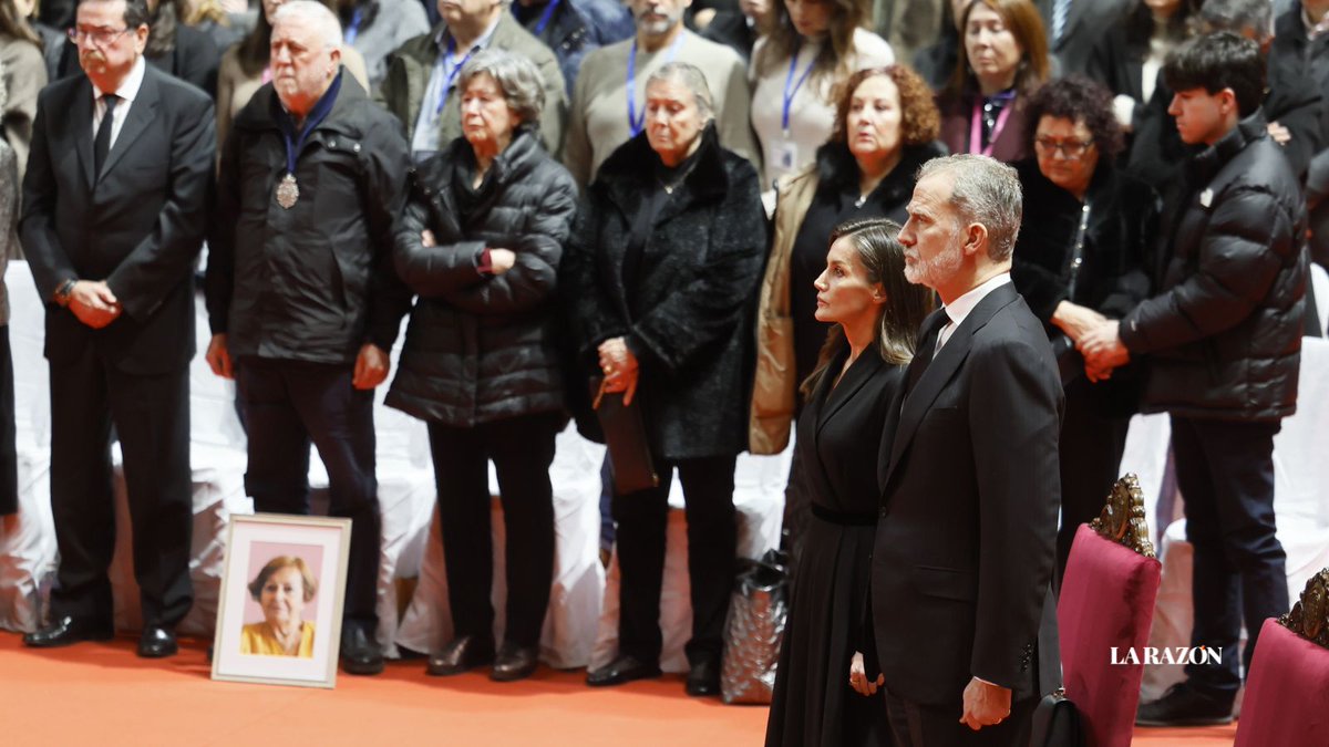 LetFel's tweet image. Los Reyes, presentes durante la misa funeral por las víctimas de Adamuz