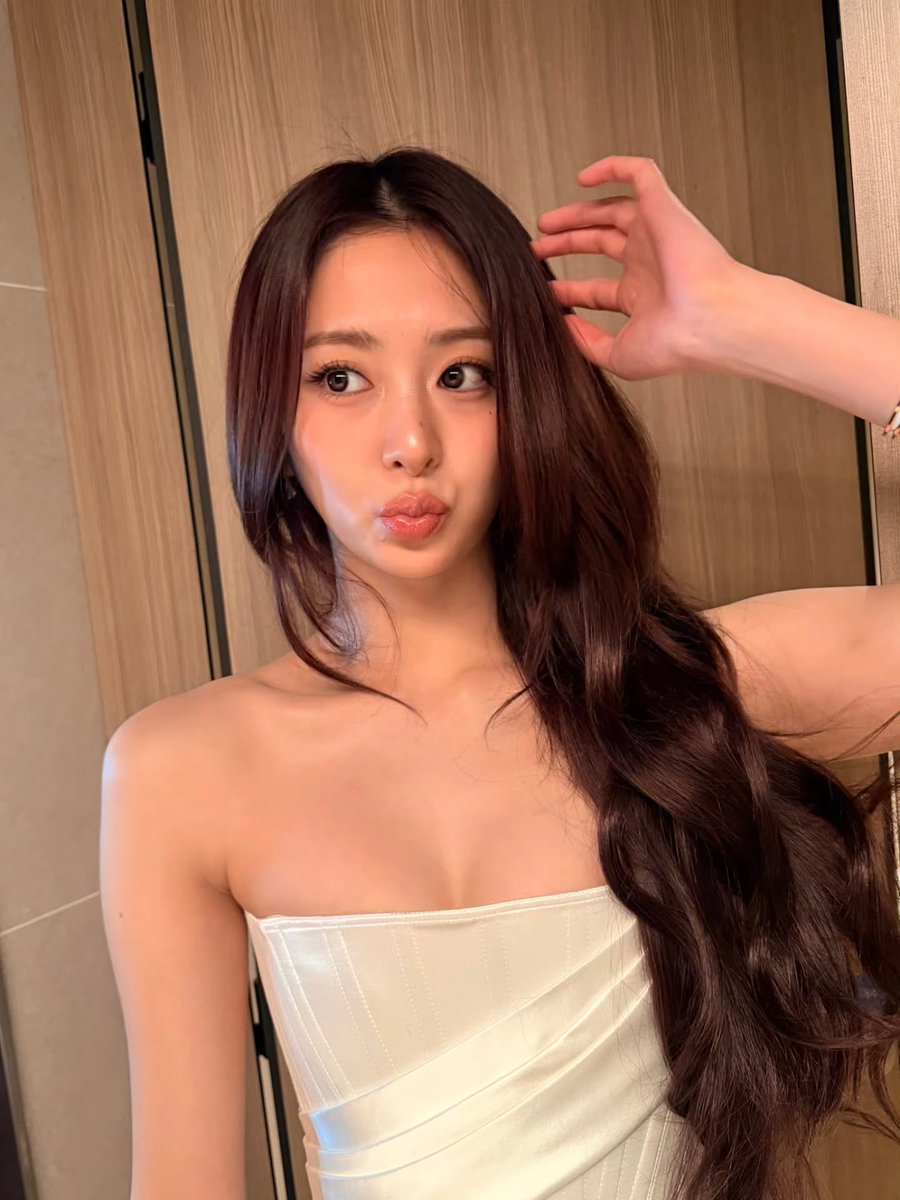 Yunjinf's tweet photo. ⠀⠀
흰 드래스으를 입꾸, 마냥 행복. 𓆩♡𓆪

⠀⠀ https://t.co/PuZOqxQWVg
